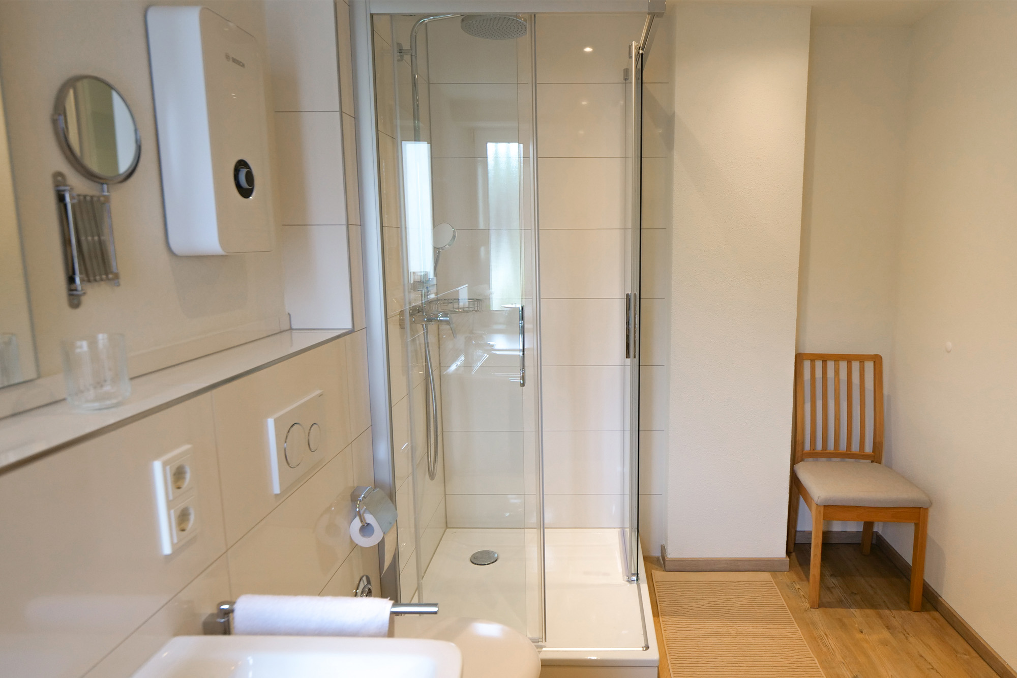 Badezimmer mit Dusche und Ablagen