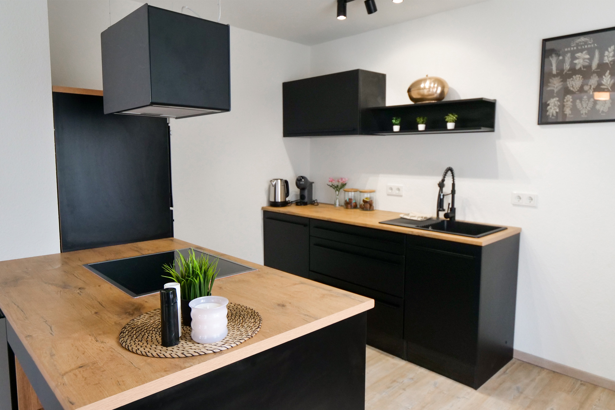 Moderne schwarze Küche