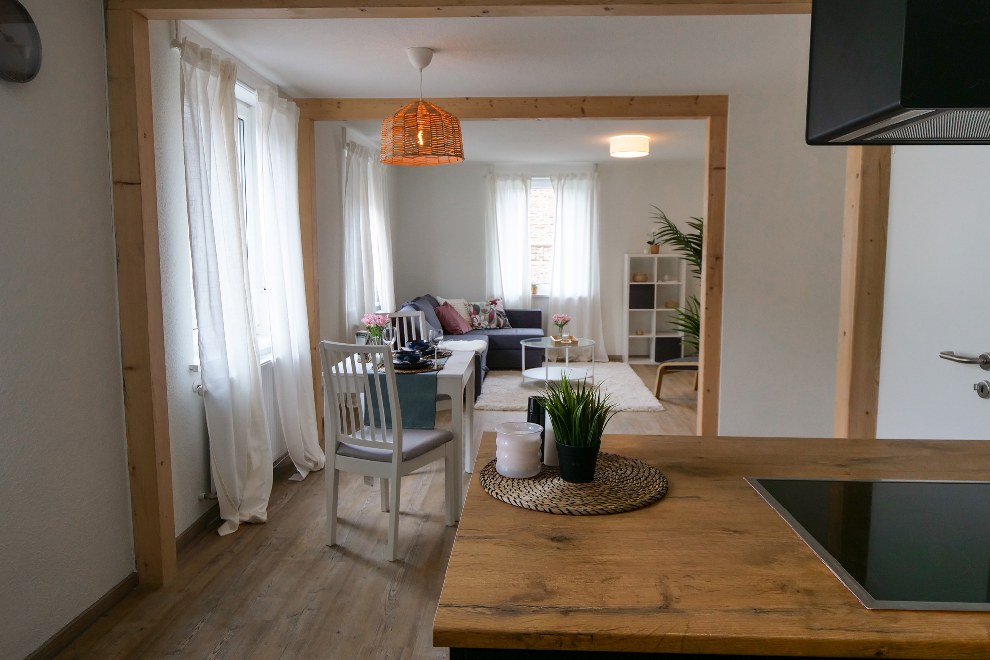 Von der offenen Küche einen Blick auf den Essbereich und das Wohnzimmer