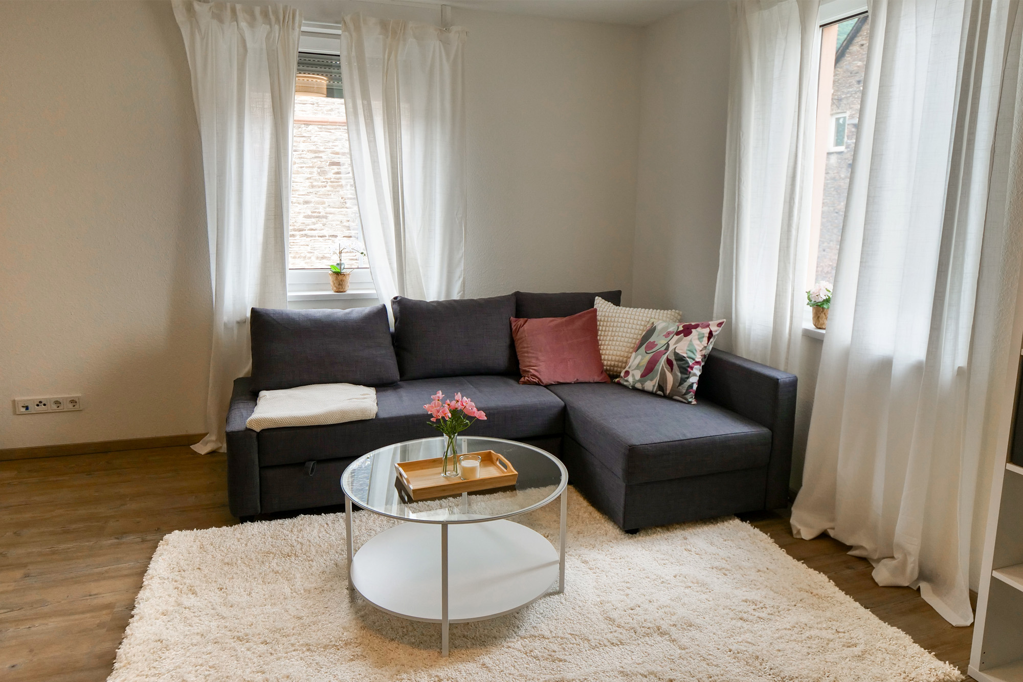 Gemütlicher Wohnbereich mit Couch und Fernseher